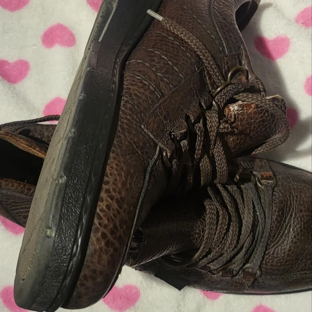 Shoe - Picture 3 of 14